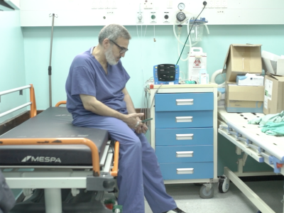 A-StateofPassion_Still_GAS_Texting-from-Al-Ahli